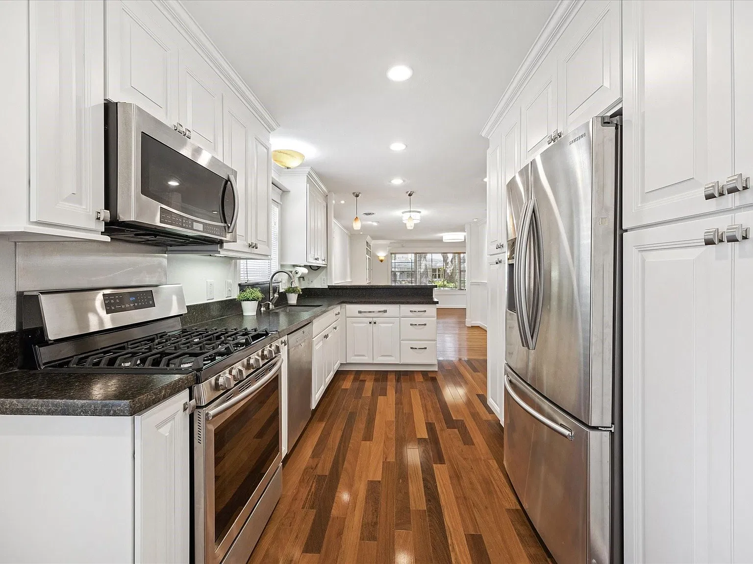 3 bed, 2.0 bath, 1493 sqft, $3,450 — Photo 2