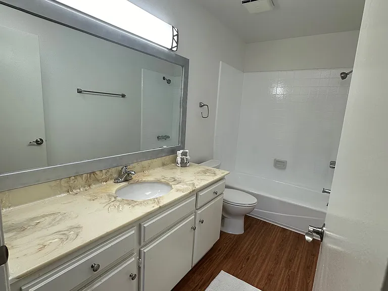 Encino Majestic — Photo 18