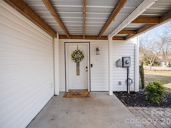 4th image of 608 1/2 W Concord St