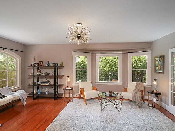 4th image of 225 Atchison St