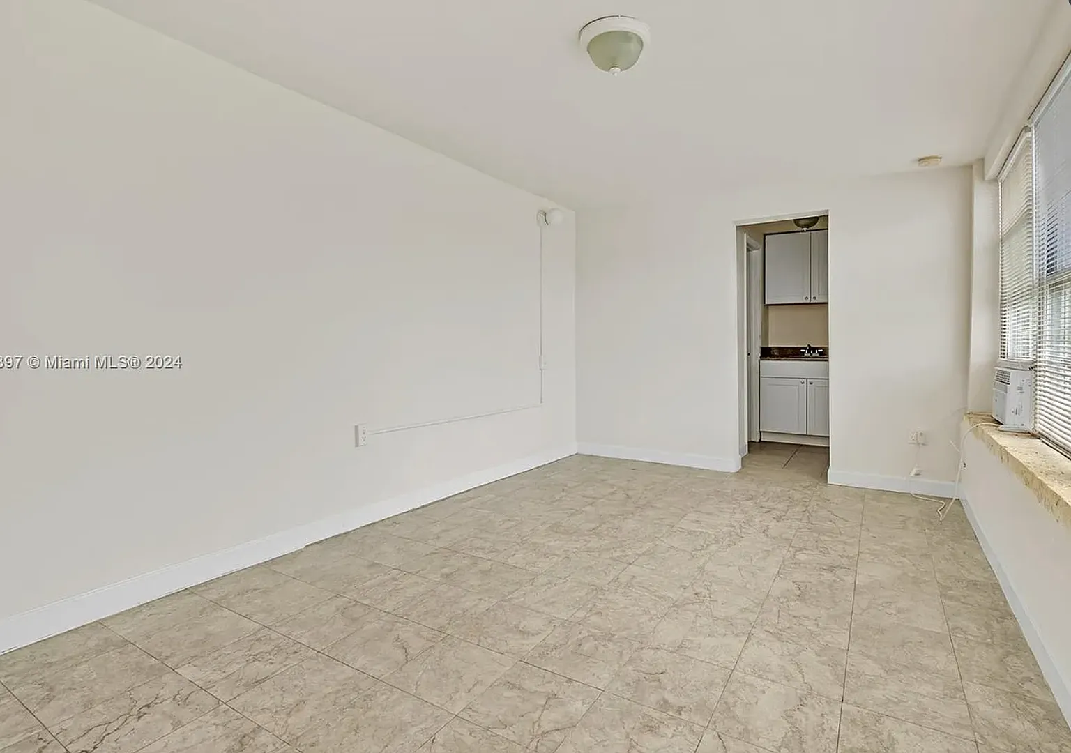 7885 Crespi Blvd — Photo 2