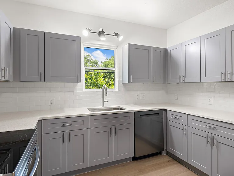 1301 Sloan St — Photo 12