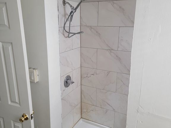 3rd image of 857 Livingston Ave #2