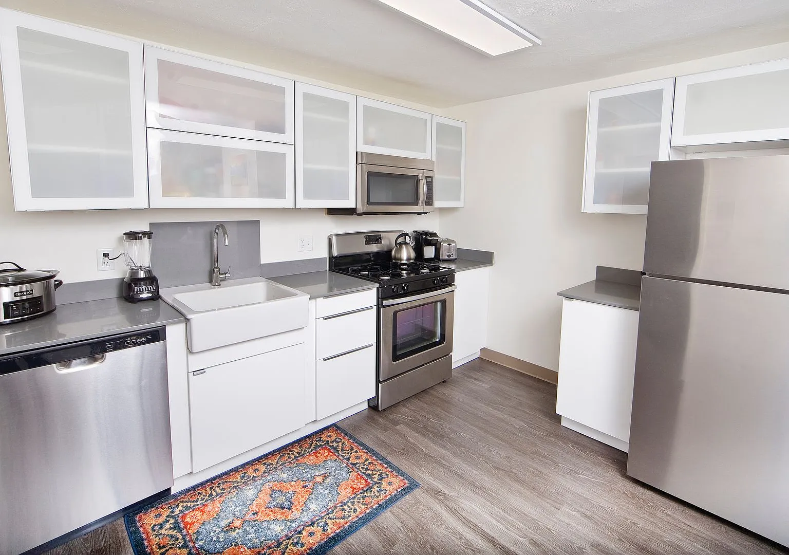 Nice 2 bed in Mission Hill — Photo 1