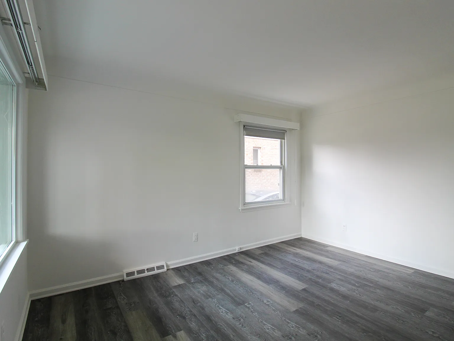 3 bed, 960 sqft, $1,900 — Photo 2