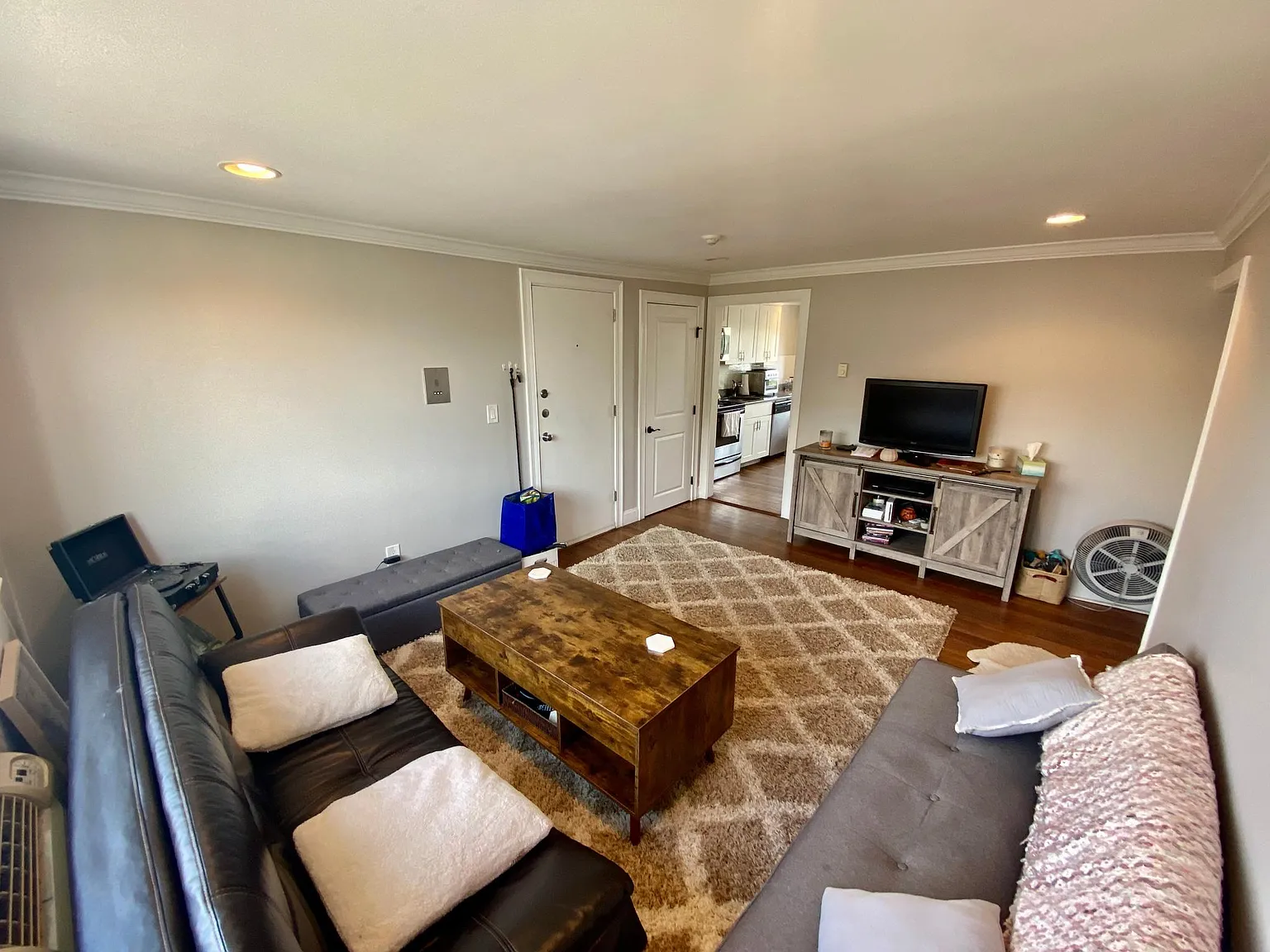 2 bed, 700 sqft, $2,595 — Photo 3