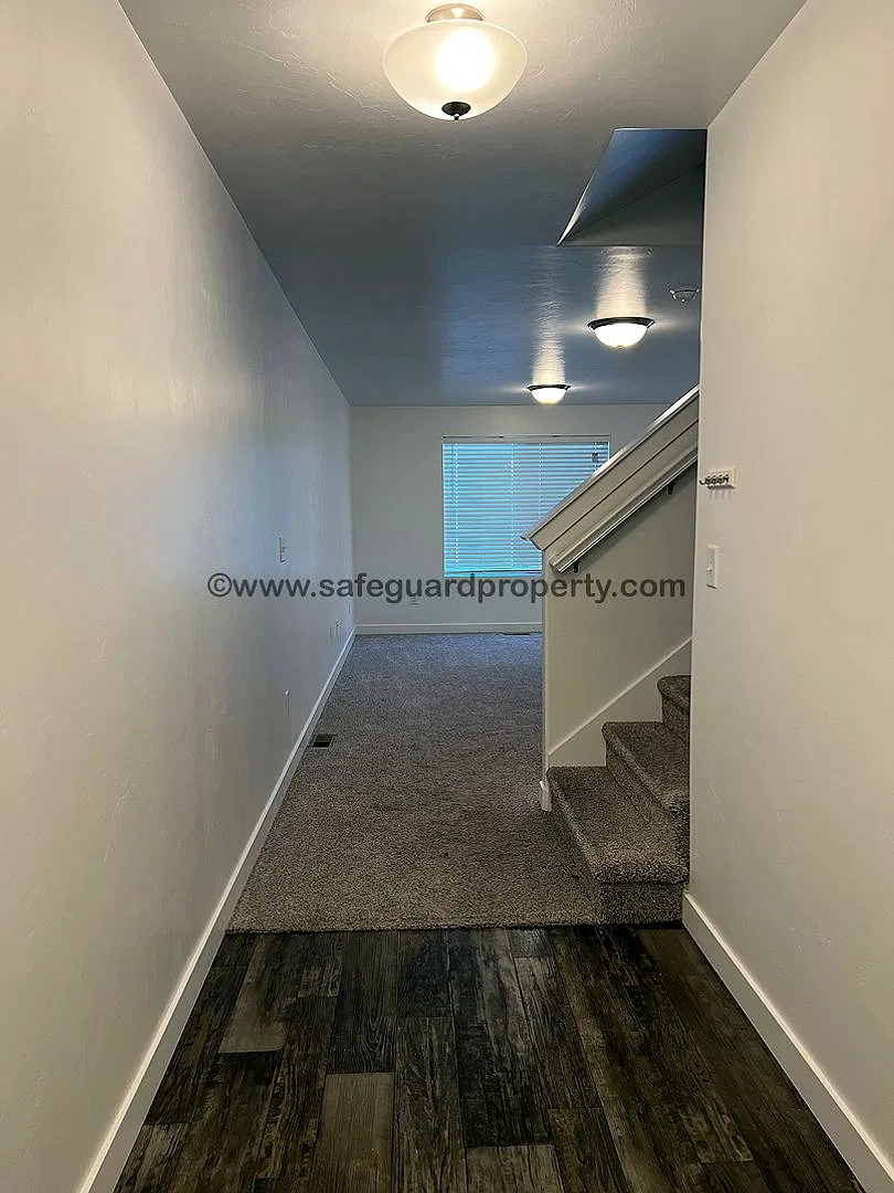 Stunning Townhome in Great Location — Photo 4