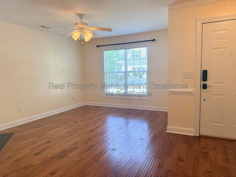 305 Holly Thorn Trce — Photo 5