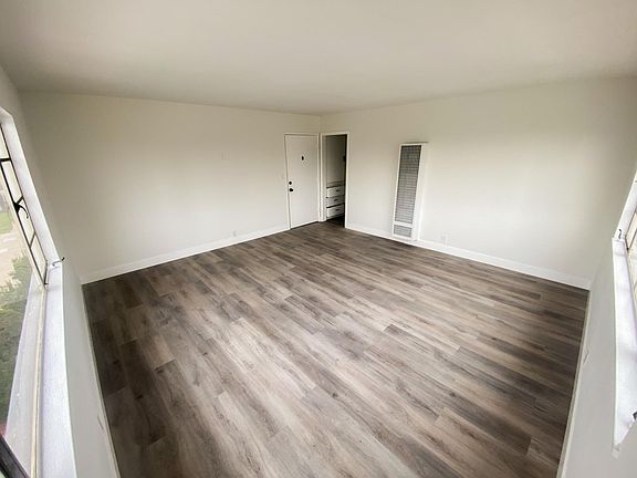2nd image of 8101 Crenshaw Blvd #4