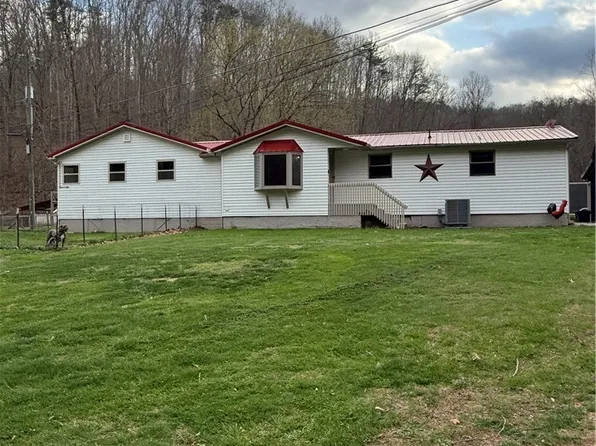 637 Whispering Pnes, Alum Creek, WV 25003