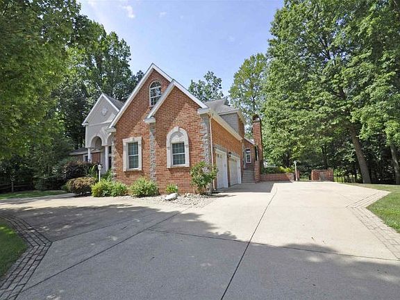 2nd image of 60861 Whispering Hills Dr