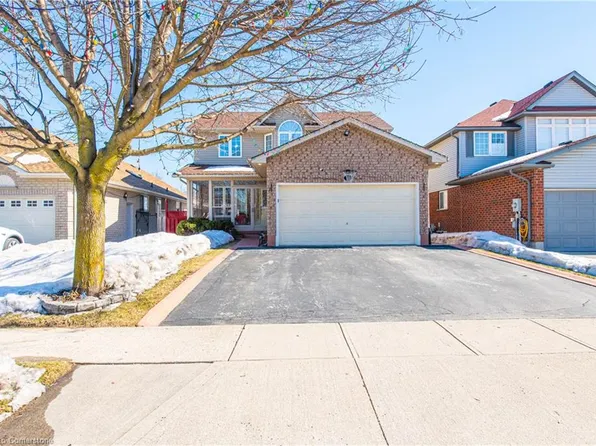 11 Country Club Dr, Cambridge, ON N1T 1Y9
