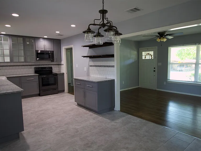 231 Addax Dr — Photo 2