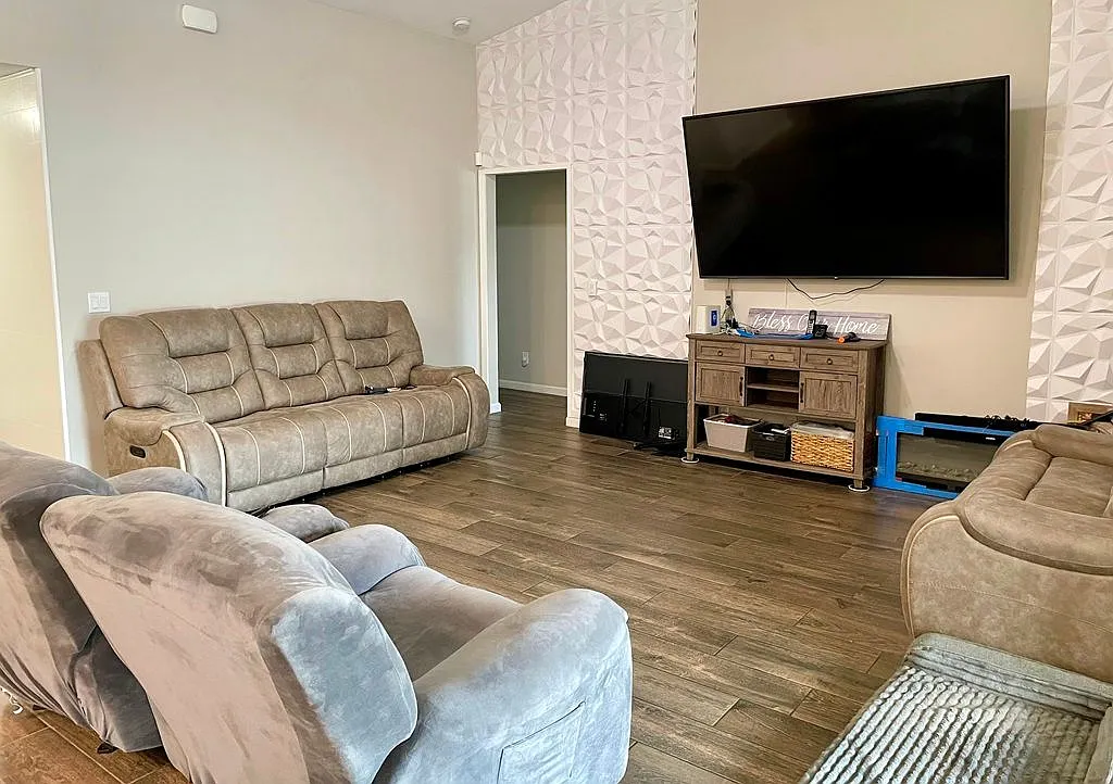 4 bed, 2.0 bath, 1915 sqft, $3,200 — Photo 3