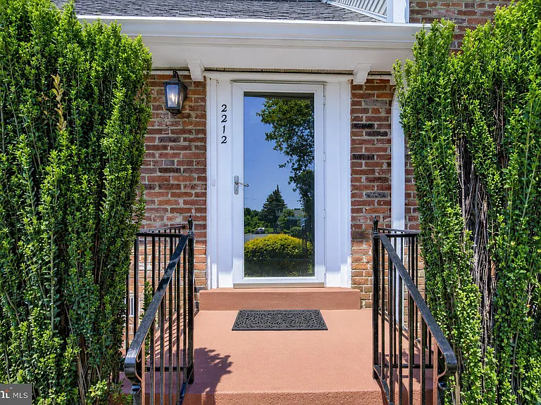 2212 Reddfield Dr — Photo 3