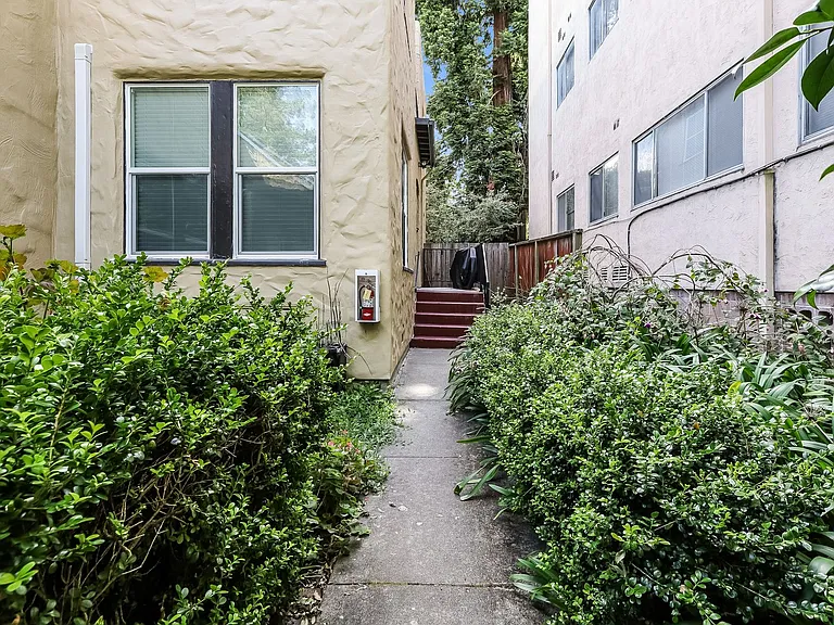 1633 Oxford St #C — Photo 3