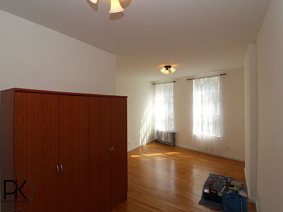 4th image of 182 Driggs Ave APT 4L