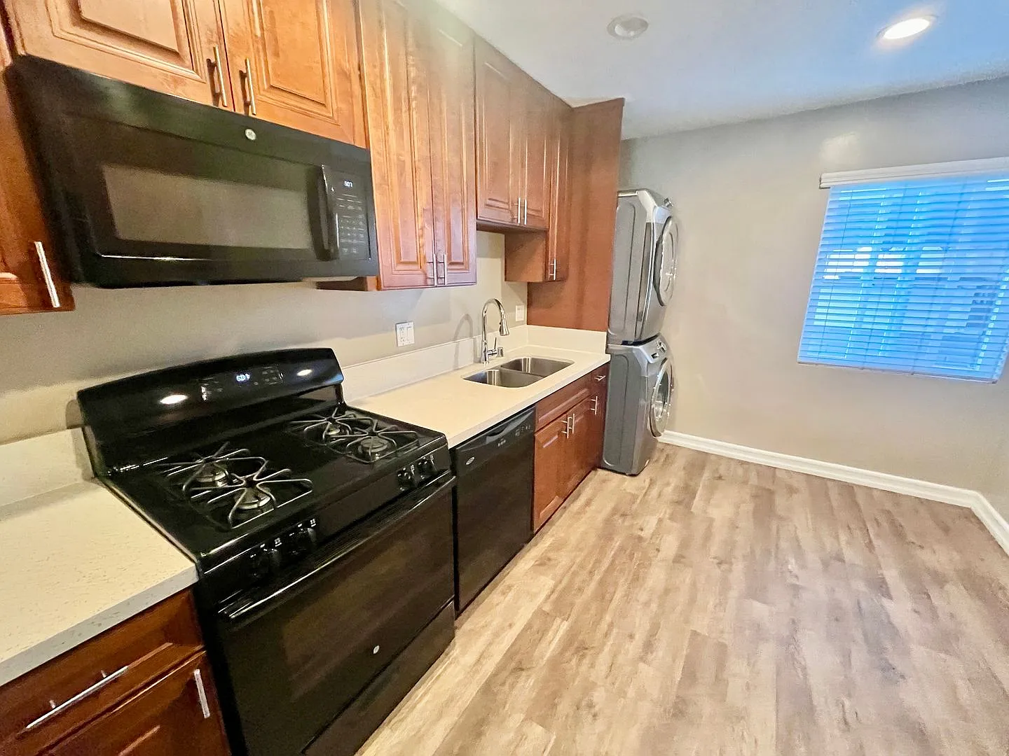 Spacious Modern 2 Bedroom with In Unit Laundry Close to SDSU — Photo 2