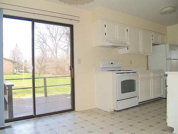 3rd image of 1068 Greenhills Dr