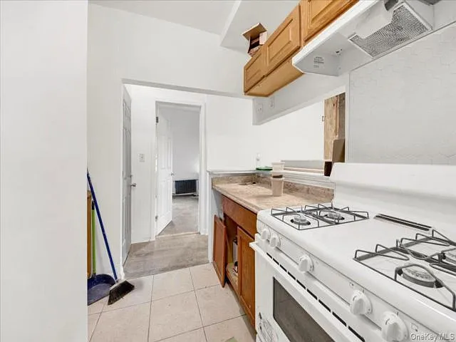 3 bed, 1.0 bath, 1000 sqft, $3,734 — Photo 4