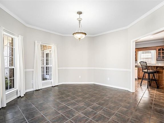 5th image of 906 W Edgefield Dr