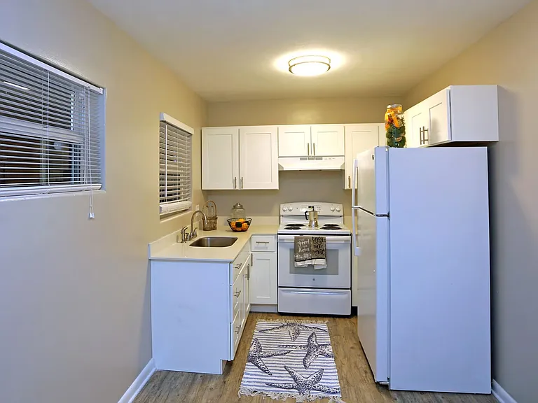 Seascape Apartments — Photo 6