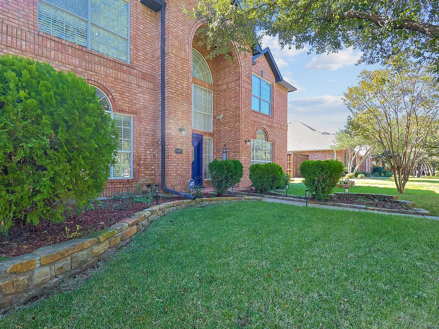 5 bed, 3983 sqft, $3,875 — Photo 3