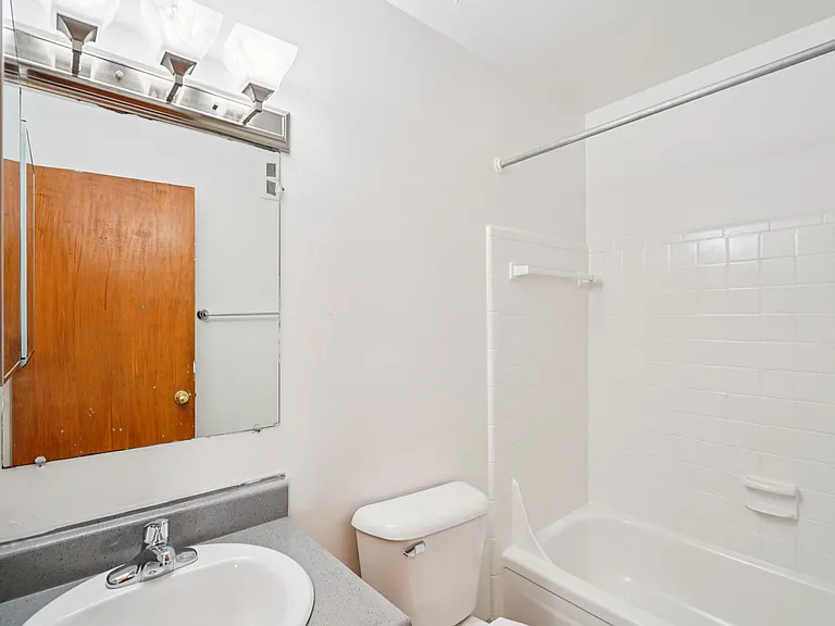 Outer Drive Manor Apartments — Photo 51