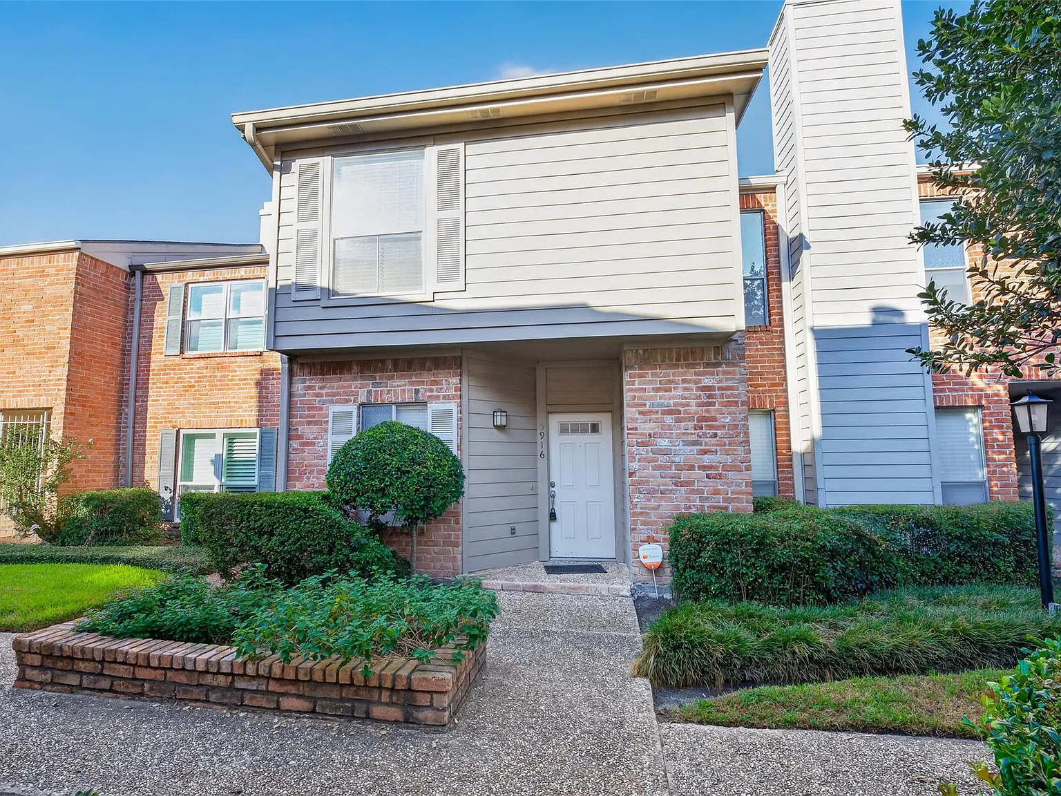 2 bed, 2.5 bath, 1672 sqft, $2,200 — Photo 1