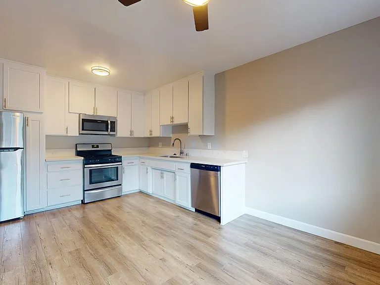 The Capri Apartments — Photo 32