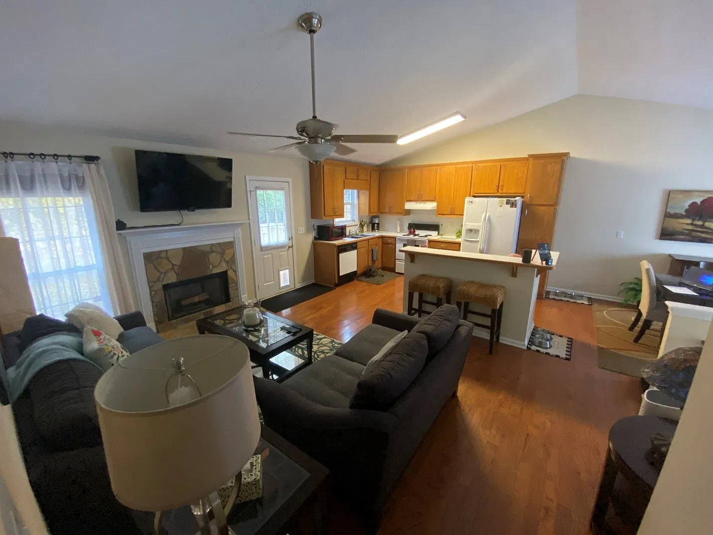 3 bed, 1248 sqft, $1,900 — Photo 2