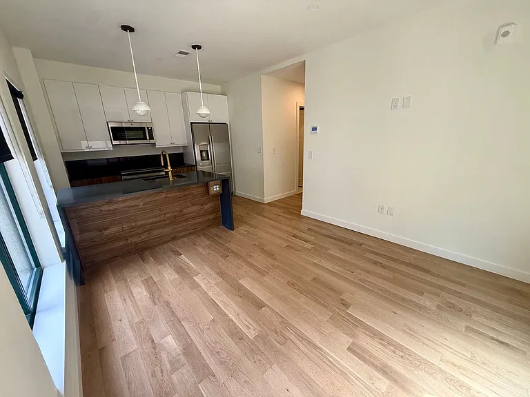 Brand new units 0-1 bedroom — Photo 9