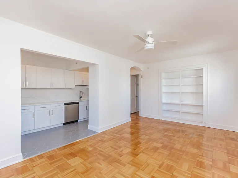 1100 N Dearborn — Photo 12