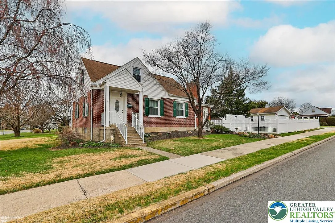 1368 Club Ave photo 1