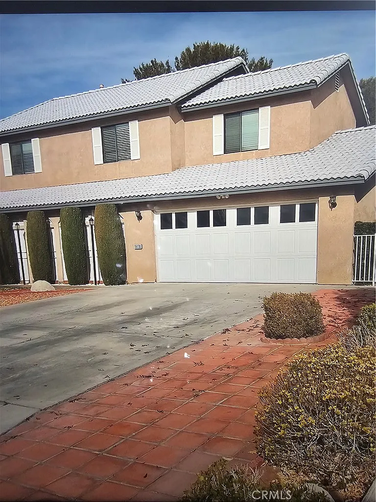 4 bed, 2.5 bath, 2254 sqft, $2,500 — Photo 1