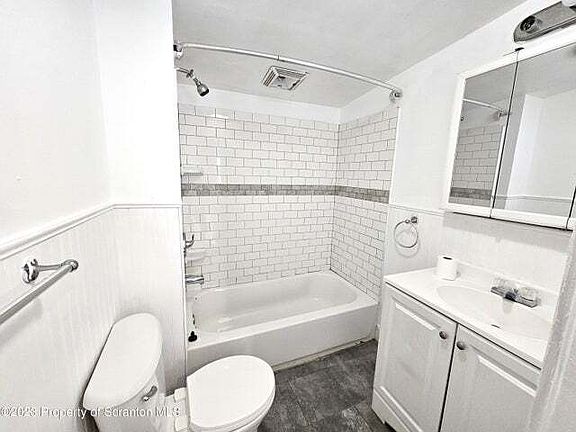 4th image of 907 Green Ridge St