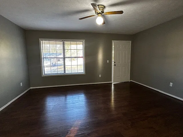 3 bed, 1.5 bath, 1362 sqft, $1,200 — Photo 3