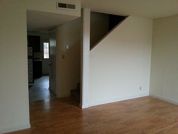 5th image of 150 Darlene Dr