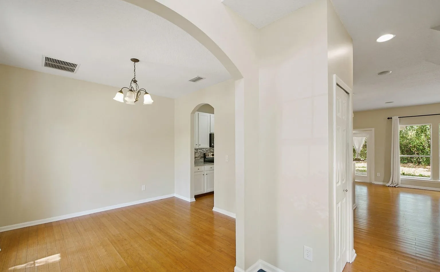 4 bed, 2275 sqft, $2,800 — Photo 2