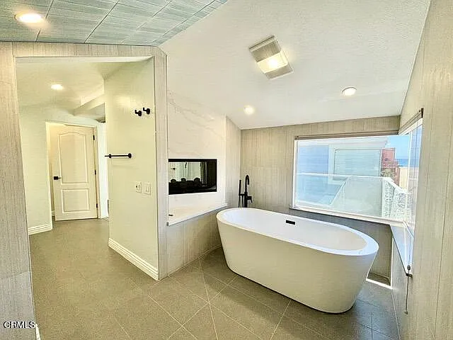 108 Los Feliz St — Photo 23
