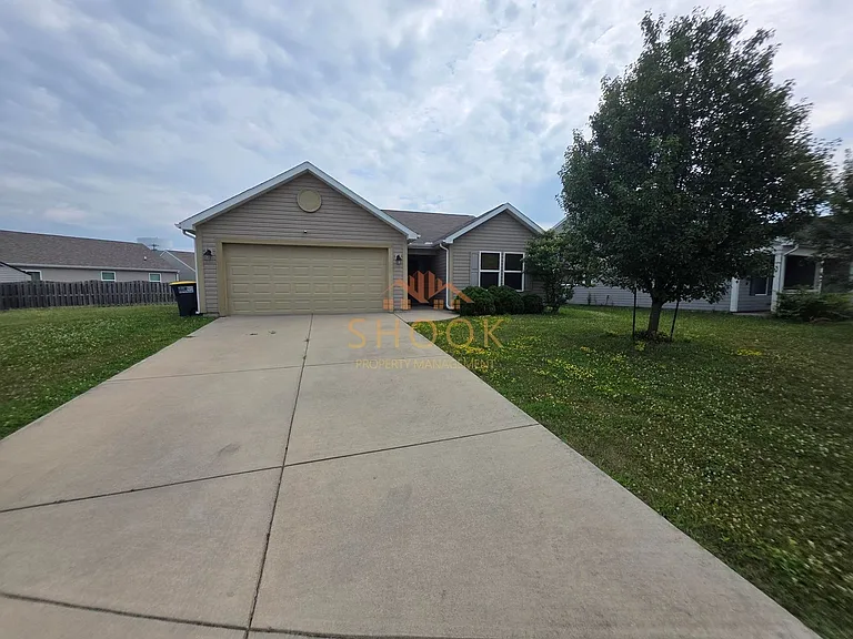 2427 Maxwell Dr — Photo 2