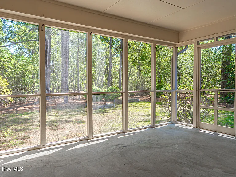 1355 Longleaf Dr E — Photo 16