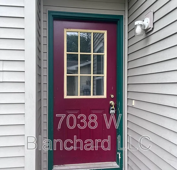 815 Whitney St — Photo 3