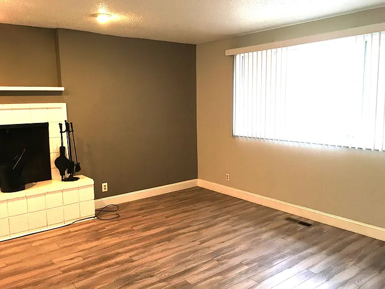 4000 Lakeside Dr — Photo 3