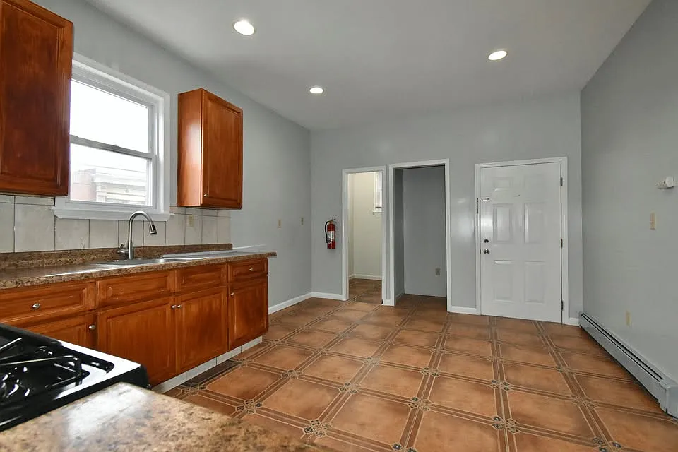 3 bed, 1500 sqft, $2,100 — Photo 4