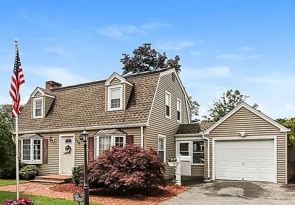 3rd image of 384 Abbott St