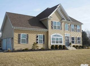 70 Alfred Ave, Calverton, NY 11933