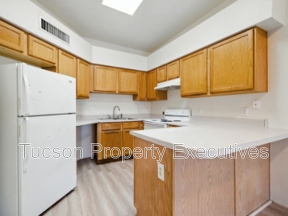 4th image of 2447 N Fair Oaks Ave Unit 3