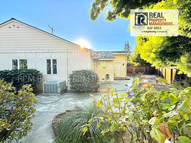 1087 Embarcadero Rd — Photo 5