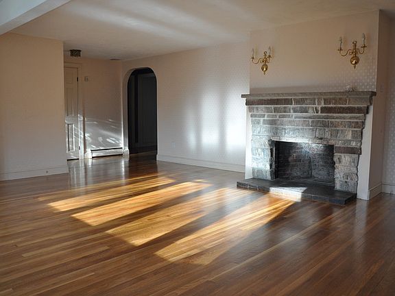 Living Room/FirePlace
						:
						Wood-burn Fireplace